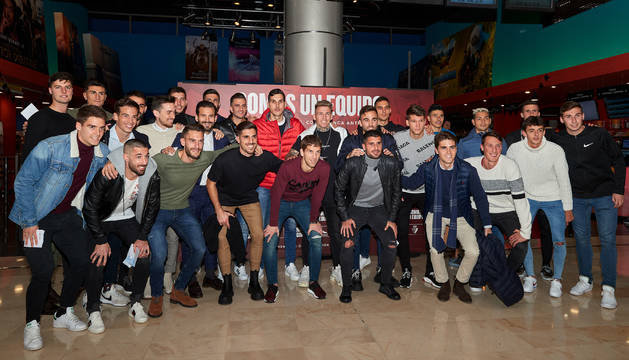 Foto de la plantilla de Osasuna se hizo una fotografía antes de entrar a ver el documental en los cines Golem de La Morea, ayer a media tarde.