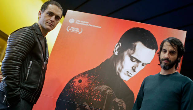 Pedro Alonso (izquierda) y Marc Vigil, el jueves por la tarde en los cines Golem Yamaguchi, donde tuvo lugar un paso de El silencio del pantano.