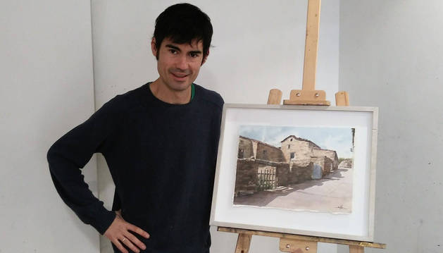 El artista pamplonés Jorge Silva, junto a una de las acuarelas que forman parte de la exposición Ruinas y Silencios.