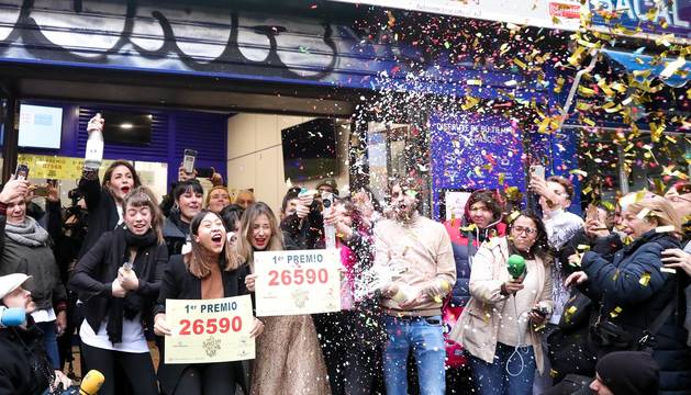 Los agraciados celebran los premios del Gordo de la Lotería de Navidad 2019