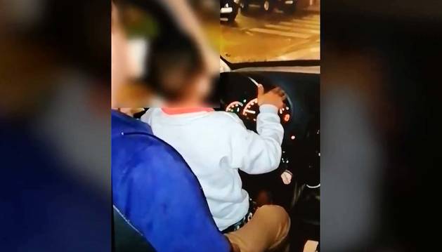 Detenido por conducir con un niño en su regazo en Navarra