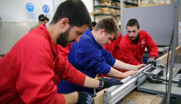 Imagen de un grupo de alumnos que trabaja con madera en el centro de estudios de FP de Donibane.