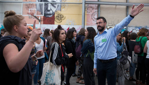 Imagen de un miembro del tribunal organizador de las oposiciones de magisterio del pasado junio guía a los aspirantes docentes.