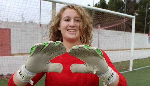 Aída Roldán Sáenz delante de la portería del Municipal de San Adrián, donde empezó a jugar a fútbol.