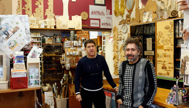 Foto de Carlos y Ángel Aguirre, dueños de Trebea, un local amplio pero cargado con todo tipo de materiales y herramientas.