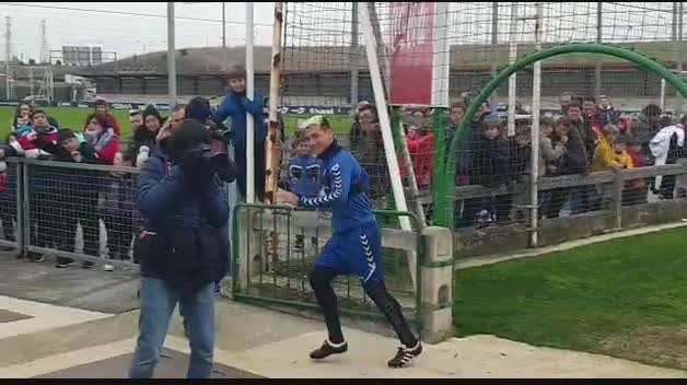 Los niños aclaman al Chimy Ávila en Tajonar