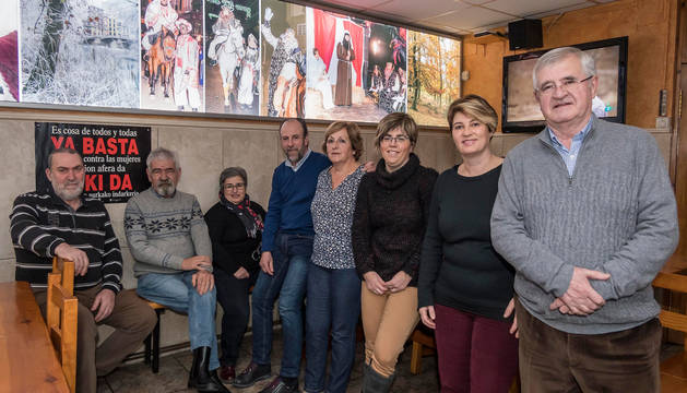 Los socios de Peñaguda Ángel Grimal Pérez, Carlos López Narrica, Javier Albizu Sota, Amaya de Miguel Martínez, Dori y Puy Casado Sillero, Pedro de Miguel Torrano e Itxaso Valencia Astráin en la sede del colectivo de la calle del Puy.