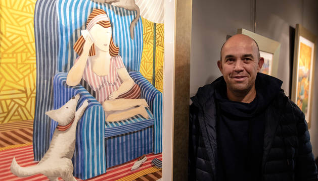 El madrileño Javier Ortas, ante una de las acuarelas de la exposición Sentimiento lírico.