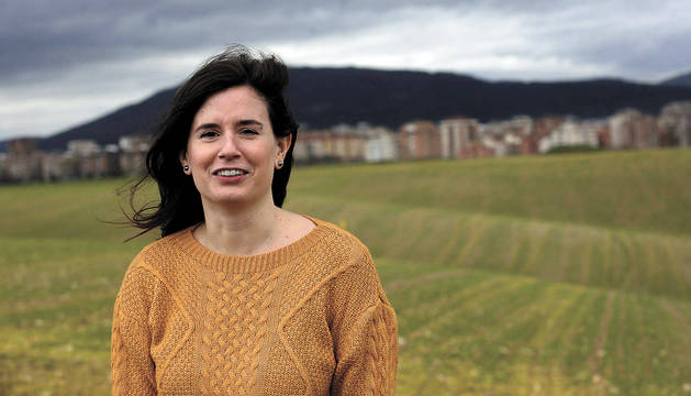 Maria Ibarrola posa en el alto de Cordovilla con los campos de cereal y el barrio de Iturrama a sus espaldas.