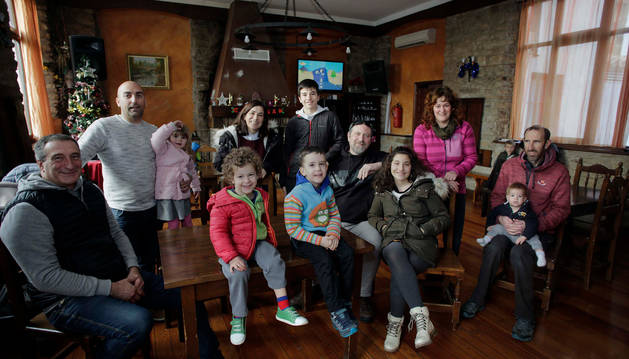 Desde la izquierda, Silvestre Belzunegui, Pedro Erdozáin, Emma Erdozáin Bourlet, Cristina Aizpún, Niccolò Agostini Aizpún, Gianluca Agostini e Izaskun Martínez Alkat; Sentados delante, Inar y Ugatx Martín Martínez; Arianna Agostini Aizpún y Juanma Martín Nagore con Aize en brazos. Detrás aparece Enzo Erdozáin Bourlet, que al principio prefirió quedarse lejos de la cámara y luego conversó amable.