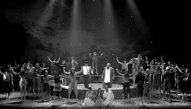 Foto de los cinco protagonistas y el coro de cuarenta ladrones saludan al final de la primera función, el viernes 3 de enero, en el Teatro Arriaga de Bilbao.