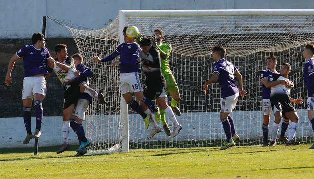Ángel Gregorio, del Tudelano, trata de rematar entre Vilarrasa y Samuel, del Valladolid B, un córner que finalmente despejó la zaga pucelana.
