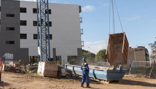 Foto de un operario maneja la grúa en un edificio de nueva construcción junto al vial de Merindades de Tudela.