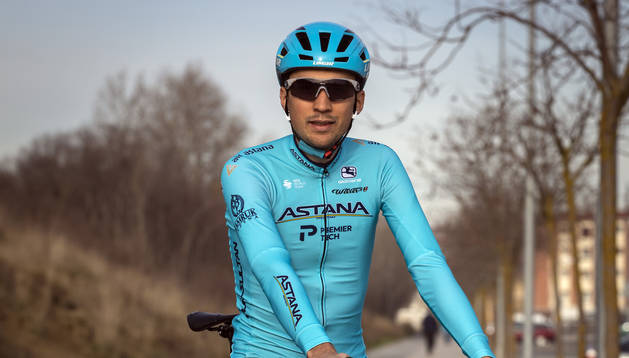 Óscar Rodríguez, con su nueva equipación de Astana y su bici Wilier, este martes en Pamplona.