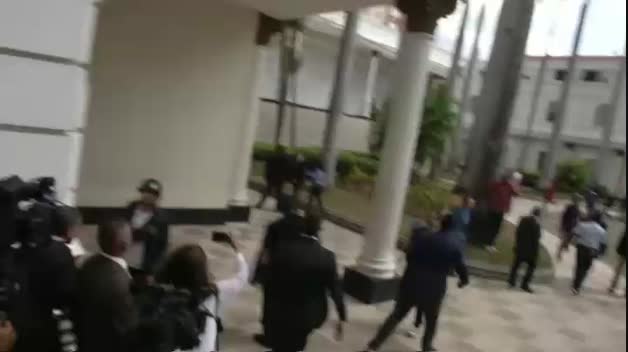 Juan Guaidó jura como presidente interino de Venezuela