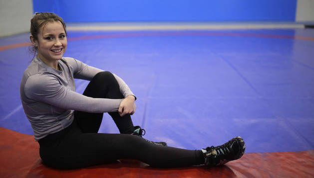 Aintzane Gorria, la pasada semana en la colchoneta de entrenamientos de lucha del polideportivo Elizgibela de Burlada.