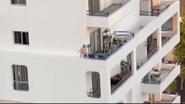 Una niña de 7 años corretea por la cornisa de un cuarto piso en Adeje, Tenerife
