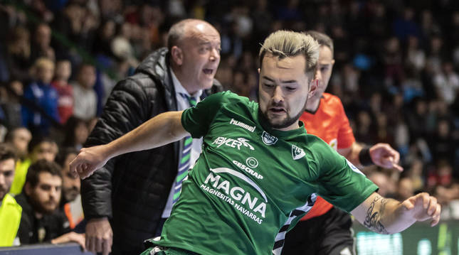 El ala de Osasuna Magna Dani Saldise conduce el balón en el último partido de su equipo ante el Córdoba.
