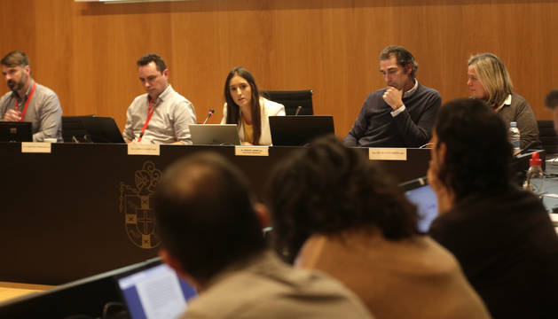 Foto de archivo del pleno del Ayuntamiento de Valle de Egüés. La alcaldesa, Amaya Larraya (NA+), se dirige a ediles de Geroa Bai, de espaldas. Junto a ella compañeros de grupo, a la derecha, y el secretario, a la izquierda.
