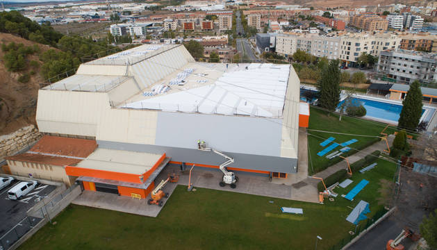 Imagen del polideportivo cuando se estaban llevando a cabo las obras y en la que se diferencia la mejora de la cubierta de cómo estaba anteriormente.