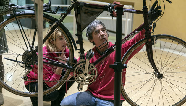 Juanjo Iriarte señala a una usuaria de la bicicleta y del 'Bizitxoko' la sirga que permite cambiar los platos.