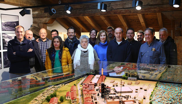 Visita institucional ayer al nuevo centro expositivo en la buhardilla del Ayuntamiento de Aoiz con miembros del Gobierno, alcaldes, Cederna y autores de la exposición.