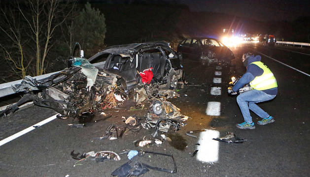 foto de UNA COLISIÓN CON CINCO VEHÍCULOS IMPLICADOS. El accidente, que se saldó con dos fallecidos y cinco heridos leves, dejó 'repartidos' los vehículos implicados a lo largo de decenas de metros en la recta de la conocida como variante de Olagüe. En primer plano, el BMW en el que viajaban las dos víctimas mortales.