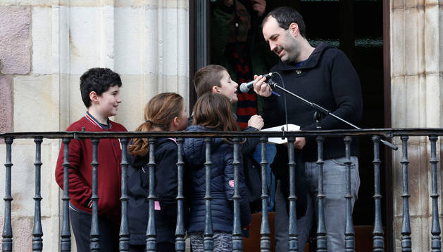 Foto del teniente de alcalde, Xabi Maia, junto a los cuatro niños de Baztan Ikastola en el balcón del ayuntamiento.