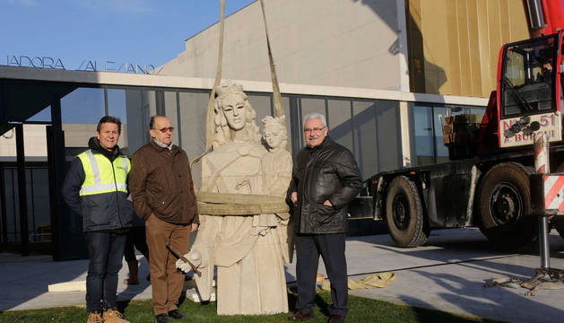 Luis Ojea, director de obra; Ángel Miranda, director de la obra salesiana, y Jorge Lanchas, director general del colegio, junto a la escultura.