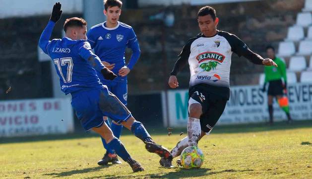 Ángel López, el autor del gol ribero, se lleva el balón ante la presión del jugador del Arenas Javier Zarzo en el partido disputado ayer en el Ciudad de Tudela.