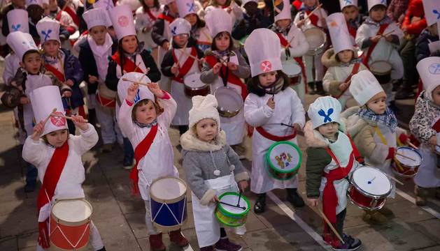 Un grupo de niños disfrutan golpeando los tambores al comienzo de la tamborrada txiki.