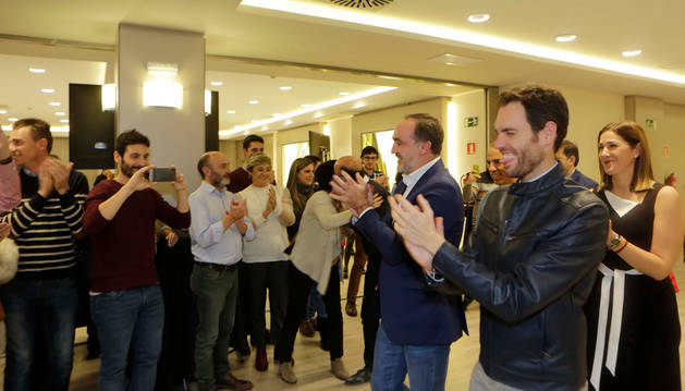 Sayas, primero por la derecha, junto a Esparza, celebran el triunfo de NA+ en los comicios de noviembre.