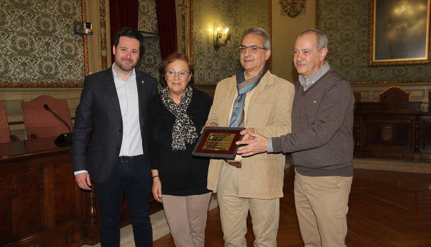 De izda. a dcha., Alejandro Toquero y Ana, Tomás y Jesús Asiáin, hijos del compositor homenajeado.