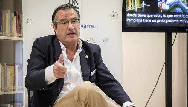 El escritor navarro Javier Corpas Mauleón durante su visita al Club de Lectura de Diario de Navarra en mayo de 2019.