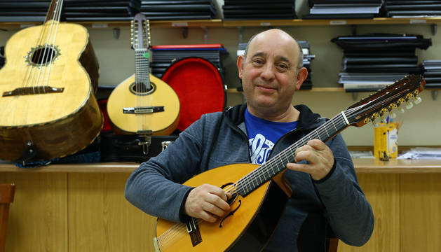 Foto de Carlos Irigoyen Palacín con el laúd en la sala de ensayos de la rondalla Armonía, en El Vergel.