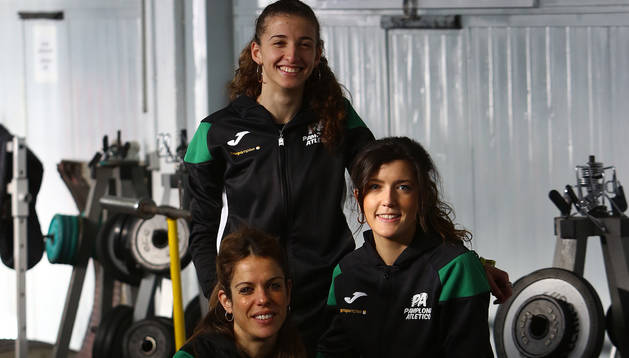 De arriba abajo, Nerea Bermejo, Izaskun Turrillas y Maitane Melero, en el gimnasio de Larrabide.
