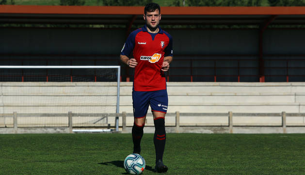 José Arnaiz conduce el balón en un campo de Tajonar durante su presentación con el C.A. Osasuna.