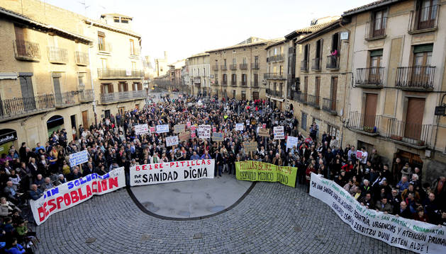 Foto de alcaldes de los pueblos presentes en la marcha y representantes junto al consistorio.