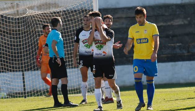 Lalaguna, Marcos Isla, Delgado y Diego Suárez reaccionan a la decisión del colegiado de señalar el penalti que supuso el 2-2.