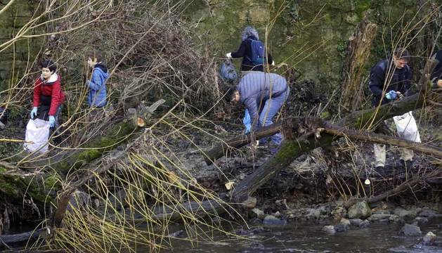 400 voluntarios, convocados por Alianza por el Clima, limpiaron el Arga.