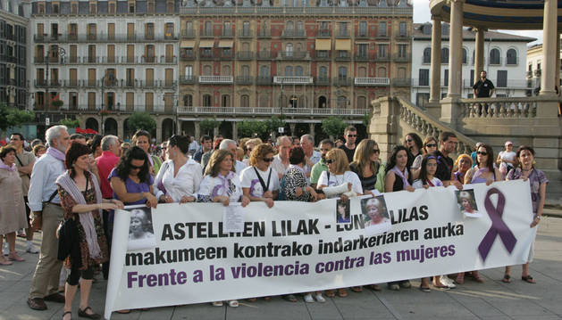 Foto de unaa de las concentraciones organizadas por Lunes Lilas en la Plaza del Castillo de Pamplona.
