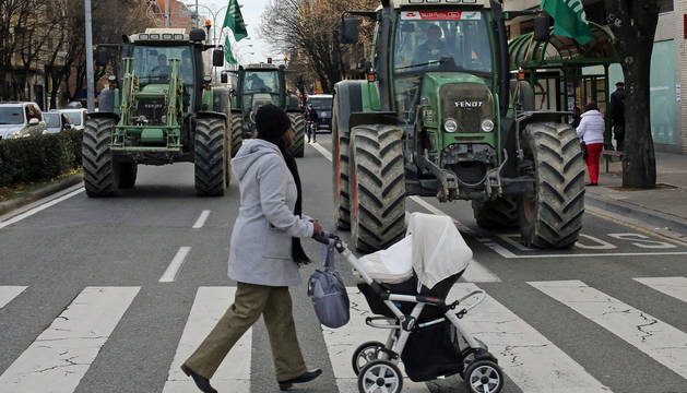 Tractores, detenidos en un paso de cebra de Pamplona durante una protestas del sindicato EHNE en 2013.