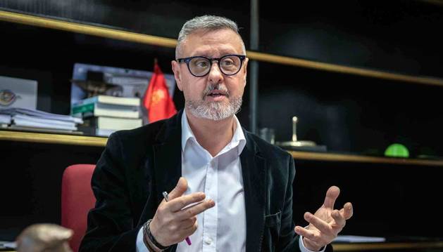 Martín Zabalza, en un momento de la entrevista en su despacho de la dirección general de Paz, Convivencia y Derechos Humanos.