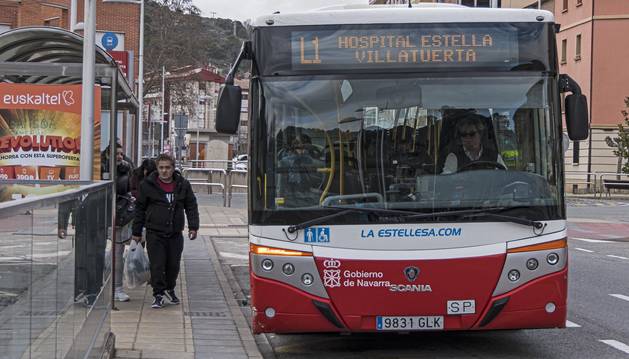 Un servicio de Tierra Estella Bus, este martes en la parada próxima a la estación de autobuses de Estella.