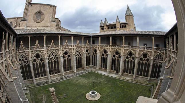 Imágenes de la visita guiada a la presentación de la finalización de las obras de restauración del claustro gótico de la Catedral de Pamplona.