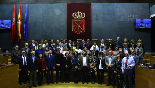 El Parlamento y el Gobierno de la pasada legislatura y letrados posan el 28 de marzo de 2019, cuando se celebró el último pleno por las elecciones de mayo.