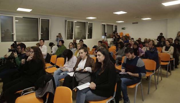 Alrededor de una treintena de personas acudió al foro de Buztintxuri, que acogió el colegio público.