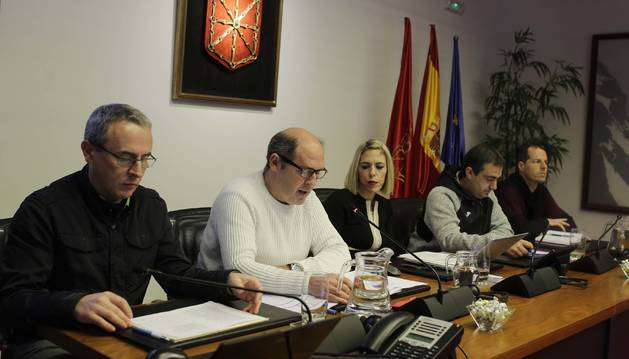 Desde la izda.: Javier Larrea (alcalde de Oroz-Betelu), Ángel Unzué (Aoiz), Virginia Magdaleno (presidenta de la comisión parlamentaria de Cohesión Territorial), Carlos Oroz (Arce) y Roberto Zazpe (Lónguida).