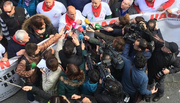 Imágenes de los tractores para la protesta agraria con tractores en Navarra.