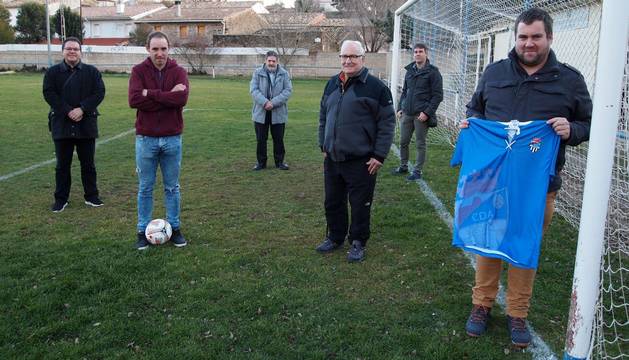 De izda. a dcha., posan en el campo de fútbol El Viñedo de Liédena: Ricardo Murillo Delfa (alcalde), Ignacio Oyaga Villanueva (actual capitán del Aurrera y directivo), Miguel Ángel Petrizan Iriarte (autor del libro del centenario), José Miguel Leoz Iroz (exjugador), Eduardo Leoz Laquidáin (secretario de la junta) y Álvaro Leoz Laquidáin (presidente).